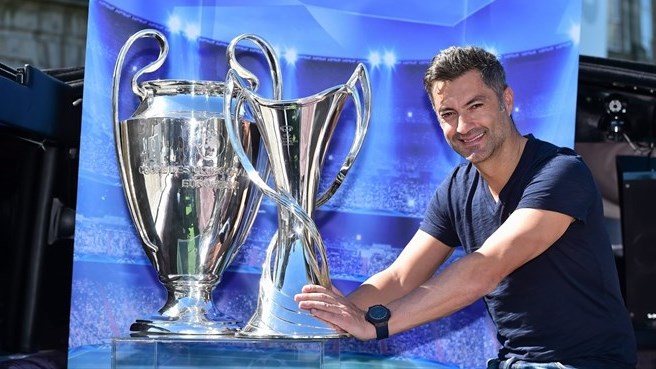 جام قهرمانی لیگ قهرمانان اروپا|ویتور بایا در کنار جام قهرمانی لیگ قهرمانان مردان و زنان، برابر خبرنگاران و عکاسان در شهر پورتو عکس می اندازد.