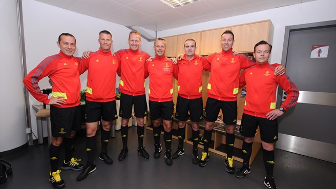 تیم داوری فینال لیگ قهرمانان اروپا|تیم داوری فینال لیگ قهرمانان اروپا پیش از دیدار تیم های رئال و اتلتیکو در رختکن ورزشگاه با هم آشنا می شوند.