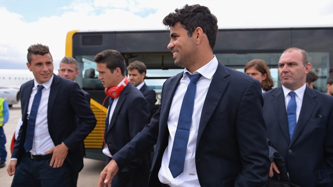 دیگو کاستا|دیگو کاستا از باشگاه اتلتیکو ماردید همراه با سایر هم تیمی ها برای دیدار در فینال لیگ قهرمانان اروپا برابر رئال مادرید، در فرودگاه شهر لیسبون از هواپیما پیاده می شود.