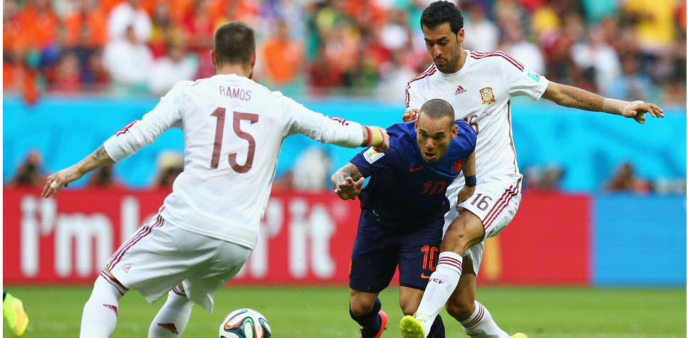 وسلی اشنایدر - سرخیو بوسکتس|درگیری اشنایدر با هافبک اسپانیا بوسکتس برای گرفتن توپ.