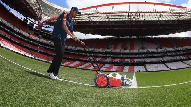 ورزشگاه|چمن زن ورزشگاه میزبان فینال لیگ قهرمانان، از یکنواختی زمین اطمینان حاصل می کند.