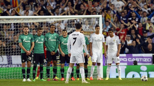 کریس رونالدو|دیوار دفاعی شالکه در انتظار ضربه آزاد کریستیانو رونالدو از رئال مادرید.