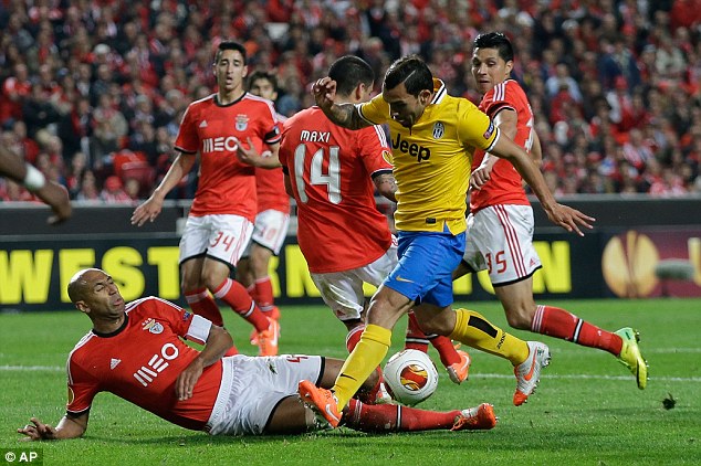 توز|لحظه باز شدن دروازه بنفیکا توسط کارلوس توز