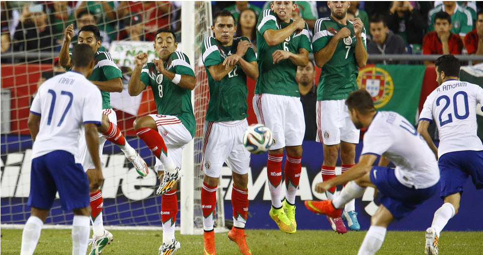 میگل لویس پينتو ولوسو|ضربه استگاهی میگل ولوسو که به وسیله دیوار دفاعی حریف متوقف شد.