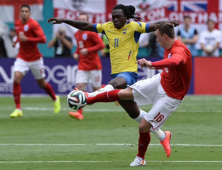 فیل جونز|جنگ بر سر گرفتن توپ میان بازیکن انگلیس فیل جونز و یار حریف.