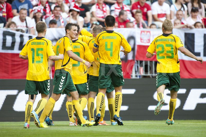 تیم ملی لیتوانی|شادمانی بازیکنان تیم ملی لیتوانی بعد از گلزنی.
