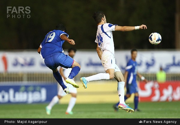 استقلال تهران - ملوان|برخورد میانه میدان بین بازیکن استقلال و ملوان.
