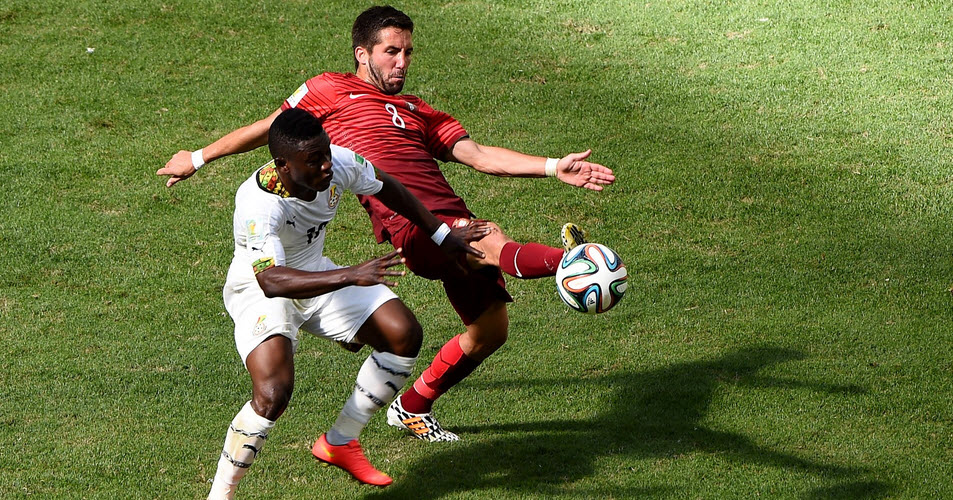 عبدالمجید واریس - مونتینیو|تقابل عبدالمجید واریس از غنا با بازیکن پرتغال،  مونتینیو در میانه زمین.