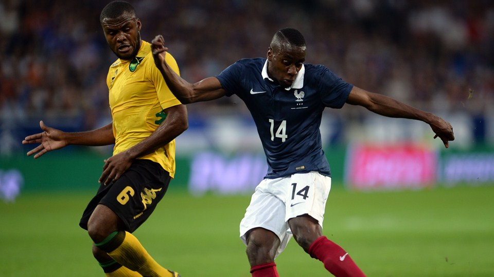 بلیز ماتودی|تلاش هافبک تیم ملی فرانسه متئدی برای کنترل توپ.