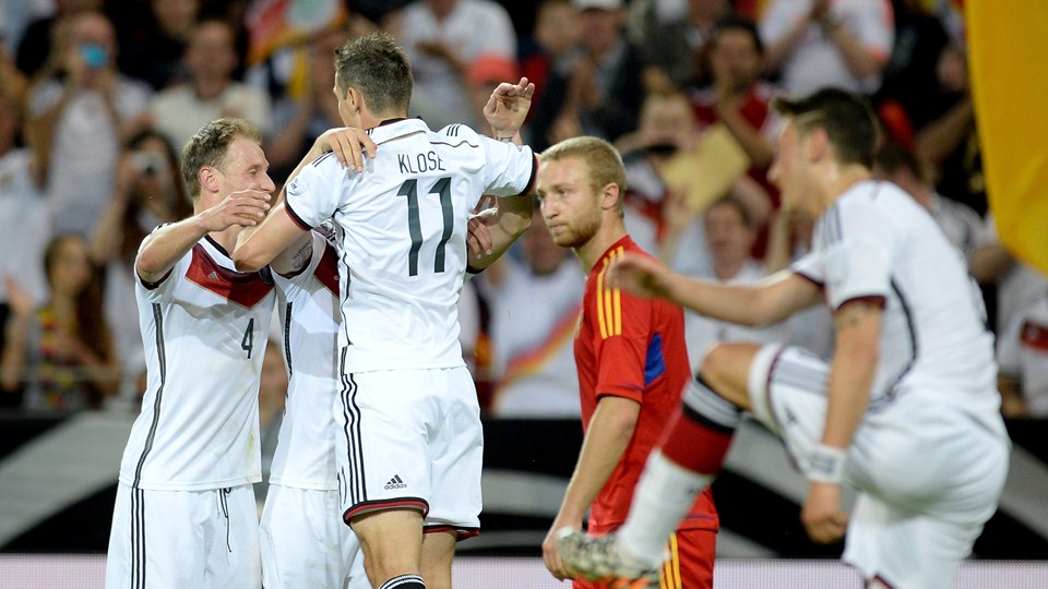 ميروسلاو كلوزه|شادمانی بازیکن کهنه کار و گلزن آلمان میروسلاو کلوزه بعد از باز کردن دروازه حریف.