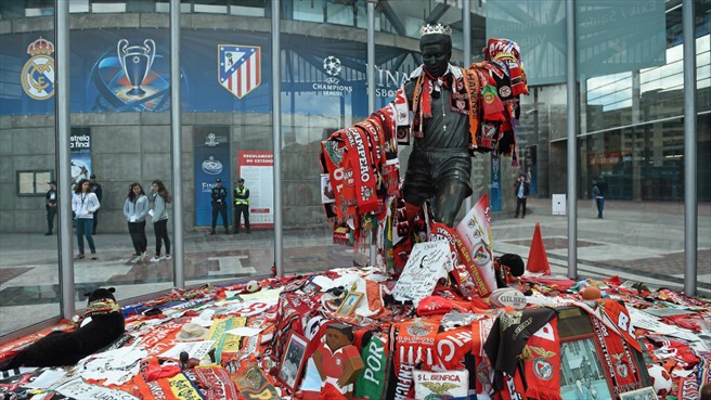 مجسمه اوزه بیو|مجسمه ی اوزه بیو آراسته به پرچم ها در ورزشگاه.