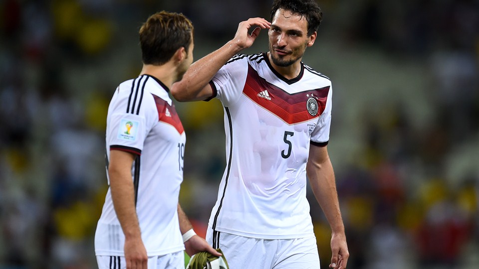 متز هومِلز - ماریو گتزه|صحبت مدافع تیم ملی آلمان مت هوملز با هم تیمیش گوتزه در جریان بازی با غنا .