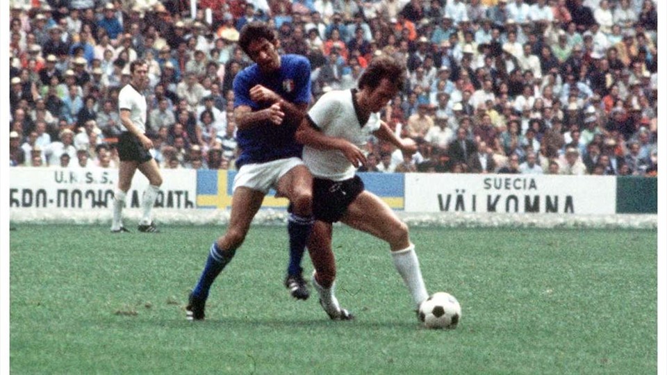 جام جهانی 1970|جام جهانی 1970 مکزیک، مکزیکو. 17 ژوئن 1970، ایتالیا 4 – آلمان غربی 3. یک مدافع ایتالیایی و یک مهاجم آلمانی برای تصاحب توپ در نیمه نهایی جام جهانی با هم جدال می کنند.