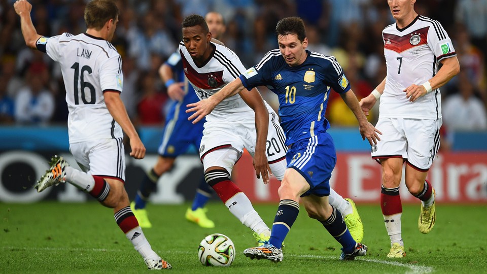 لیونل مسی - فیلیپ لام|تقابل فیلیپ لام از آلمان در مقابل بازیکن آرژانتین ، لیونل مسی بر سر توپ.