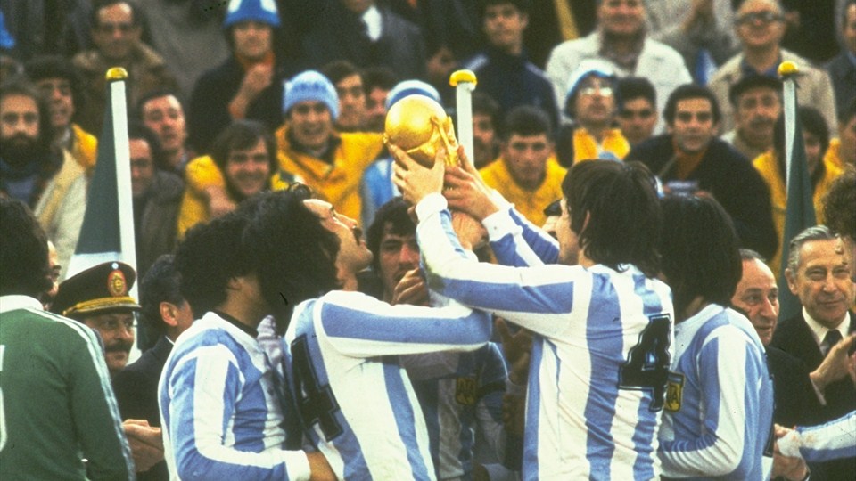 جان جهانی 1978|25 ژوئن 1978: تیم آرژانتین پس از شکست هلند در فینال در ورزشگاه بوینس آیرس، قهرمانی در جام جهانی 1978 را جشن می گیرند. آرژانتین 3- هلند1.