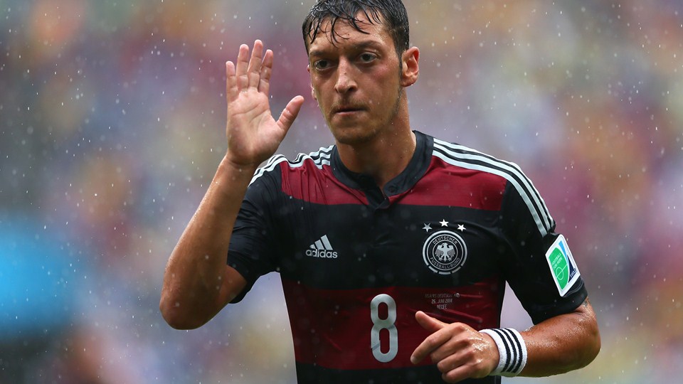 مسوت اوزیل|عکس العمل مسوت اوزیل، هافبک تیم ملی آلمان در بازی مقابل آمریکا.