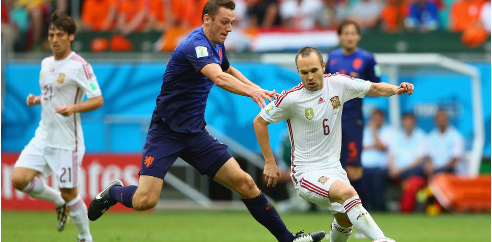 آندرس اینیستا|تلاش هافبک با تکنیک اسپانیا ، اینیستا برای کنترل توپ در میانه میدان .