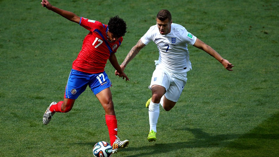 یِلستین تِژیدا - جک ویلشر|تلاش بازیکن کاستاریکا ، یلستین تجدا برای کنترل توپ در بازی مقابل انگلستان.