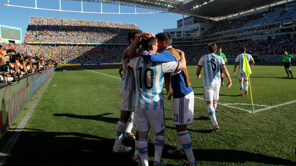 آنخل دی ماریا|جشن مهاجم تیم ملی آرژانتین ، آنخل دی ماریا بعد از باز کردن دروازه سوئیس در دقایق پایانی بازی.