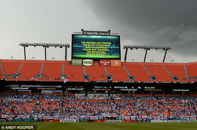 انگلستان|این بازی به دلیل طوفان و رعد و برق برای دقایقی از جریان ایستاد.