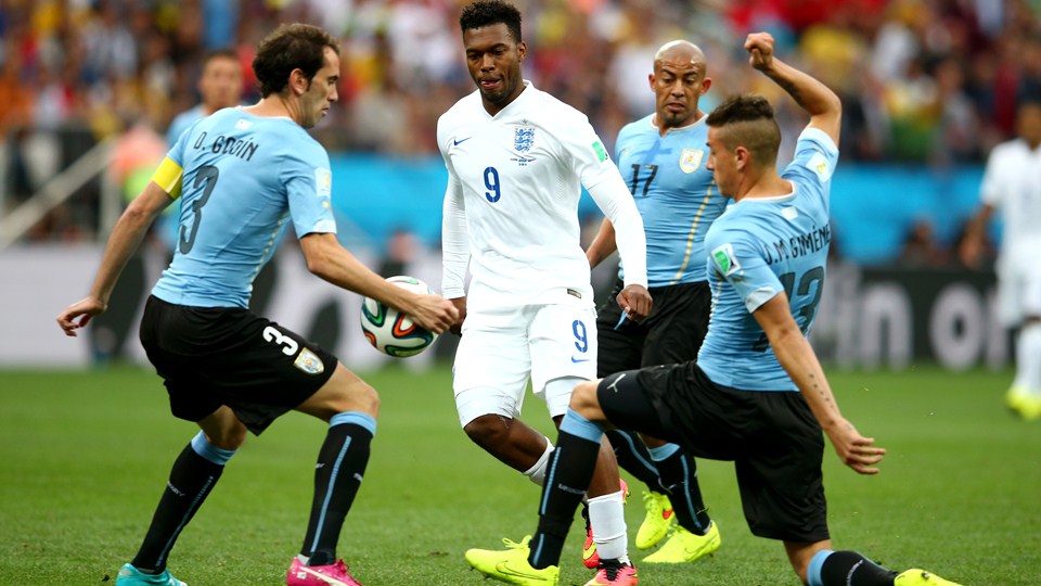 دانیل استوریج -  دیگو گودین|پاس دنیل استوریدج که به دست بازیکن اروگوئه ، دیگو گودین اصابت کرد .