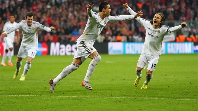 کریستیانو رونالدو|کریس رونالدو پس از به ثمر رساندن چهارمین گل رئال در مرحله ی نیمه نهایی برابر بایرن، به شادمانی می پردازد.