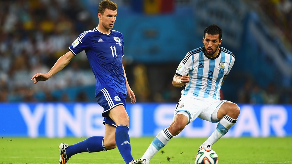 ادین ژکو - گارای|کنترل توپ توسط ستاره بوسنی ، ادین ژکو در مقابل دفاع آرژانتین ، گارای.