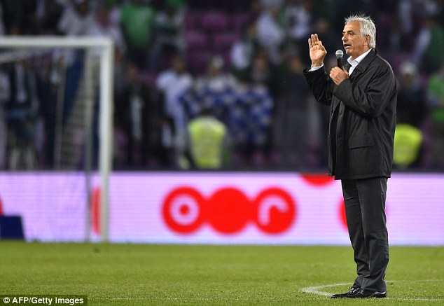 مربی الجزایر|شعار های ضد توسط هوادارن الجزایر سر داده شده ، که سر مربی الجزایر برای ساکت کردن انها دست بکار شد