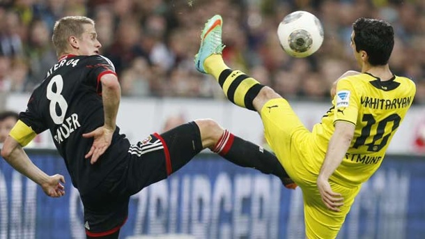 هنريخ مکيتاريان - لارس بندر|تلاش باری تصاحب توپ