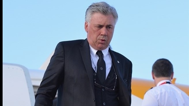 آنجلوتی|کارلو آنجلوتی، سرمربی باشگاه رئال مادرید، در فرودگاه لیسبون، هواپیما را ترک می کند. مردان آنجلوتی امشب برابر اتلتیکو مادرید در فینال لیگ قهرمانان اروپا صف آرایی می کنند.