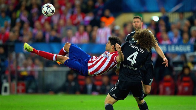 کاستا|دیگو کاستا در بازی رفت از مرحله ی نیمه نهایی تلاش می کند تا به توپ ضربه بزند.