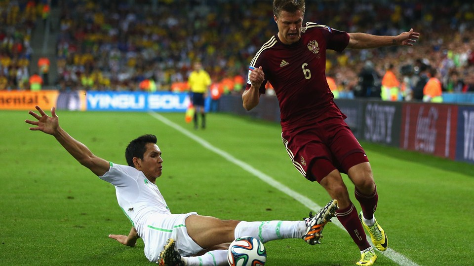 عِیسی ماندی - ماكسيم كانونيكُف|تکل عِیسی ماندی ، بازیکن اجزایر روی پای ماكسيم كانونيكُف.