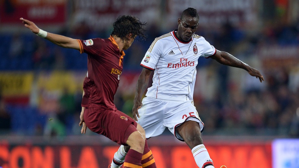 ماریو بالوتلی - خوزه رادولف|درگیری ربیرو و بالوتلی برای تصاحب توپ.