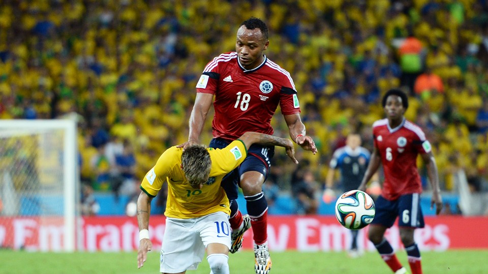 نیمار|تقابل نیمار ستاره برزیل با بازیکن تیم کلمبیا برای توپ.