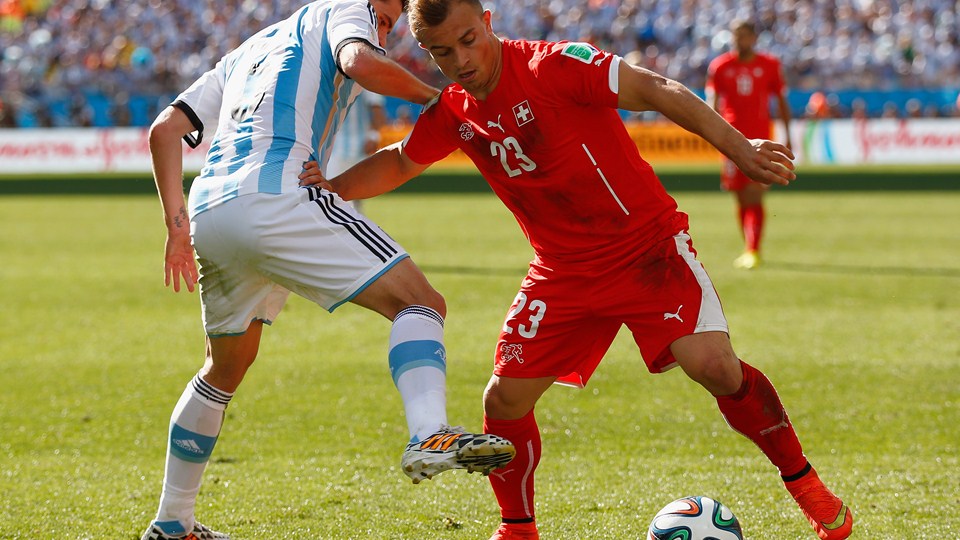 فرناندو گاگو - ژردان شَکیری|تقابل بازیکن  آرژانتین ، فرناندو گاگودر مقابل بازیکن سوئیس ، ژردان شَکیری برای گرفتن توپ.