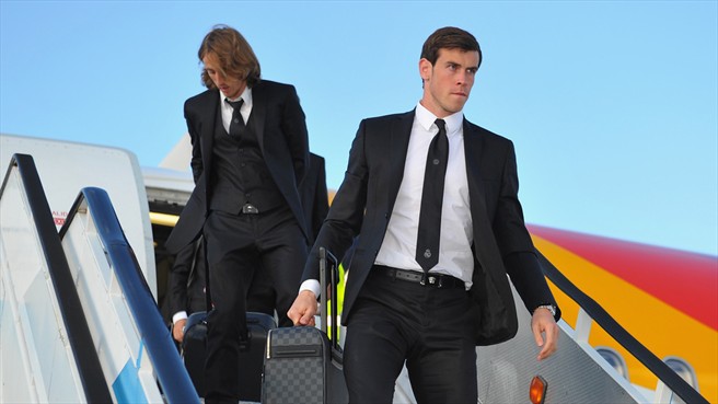 گرت بیل|گرت بیل از باشگاه رئال مادرید همراه با سایر هم تیمی های خود برای دیدار فینال لیگ قهرمانان اروپا برابر اتلتیکو مادرید، در فرودگاه لیسبون از هواپیما پیاده می شود.