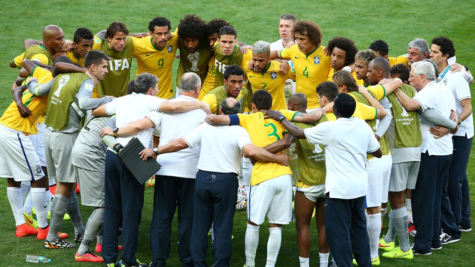 برزیل|حلقه زیبای بازیکنان برزیل قبل از شروع ضربات پنالتی.