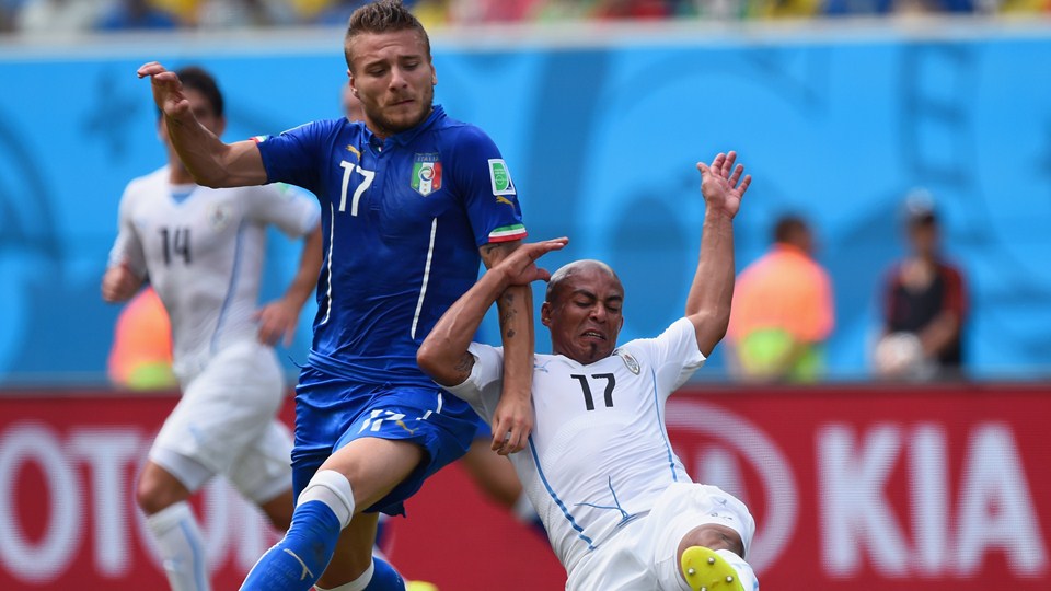 چیرو ایموبیلِ - ریوس|درگیری مهاجم تیم ایتالیا ، چیرو ایموبیلِ با بازیکن اروگوئه ، ریوس.