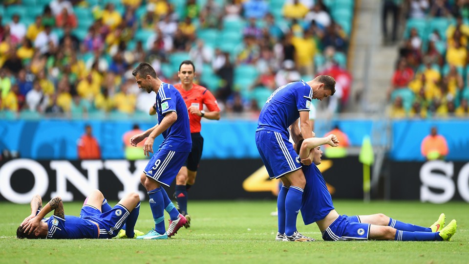 بوسنی و هرزگوین|برخورد دو بازیکن بوسنی باهم در جریان بازی با ایران.