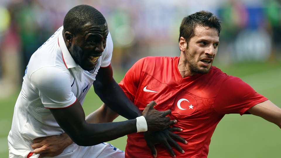 جومِر ولمی آلتیدور|التیدور بازیکن در حال تلاش برای تصاحب مالکیت توپ