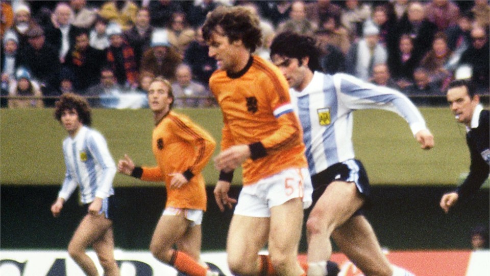 جان جهانی 1978|کاپیتان و مدافع تیم ملی هلند، رود کرول (چپ)، تلاش می کند تا از مهاجم آرژانتین، لئوپولدو لوکه، در فینال جام جهانی 1974 پیش بیافتد. 25 ژوئن 1978، بوینس آیرس. آرژانتین 3-1 به پیروزی می رسد و نخستین بار جام قهرمانی را تصاحب می کند.