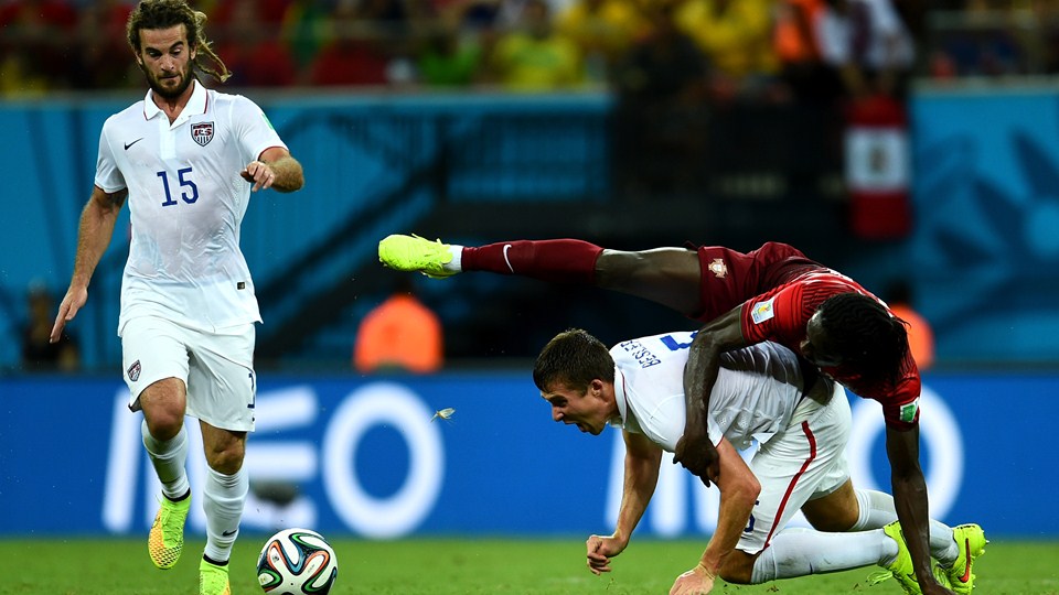 مت بسلر - ادر|برخورد ادر مهاجم تیم ملی پرتغال با بازیکن حریف برای گرفتن توپ.