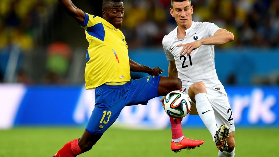 انر والنسیا - لورن كوسيلنی|تقابل انر والنسیا ، بازیکن اکوادور در مقابل لورن كوسيلنی.