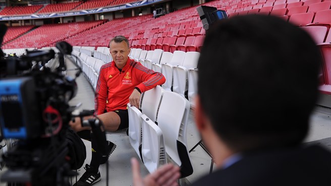 بیورن کوپیرس|بیورن کوپیرس برابر دوربین خبرنگاران سایت یوفا، در حین مصاحبه.