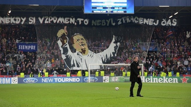 پلزن|هواداران پلزن، مربی تیمشان را پس از پیروزی 2-1 برابر زسکا مسکو تشویق می کنند.