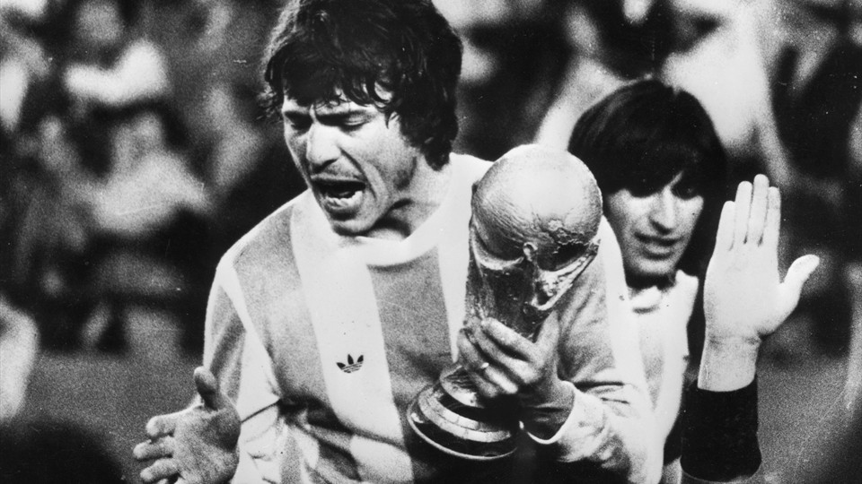 جان جهانی 1978|کاپیتان تیم ملی آرژانتین، دانیله پاسارلا، پس از پیروزی 3-1 بر هلند در فینال جام جهانی 1978، جام را در دست می گیرد و به شادمانی می پردازد.