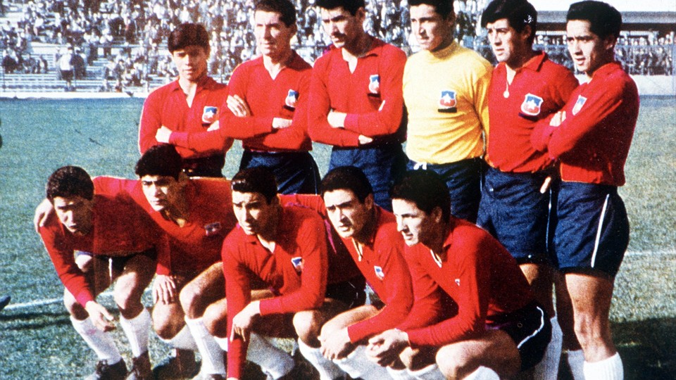 جام جهانی 1962|تیم ملی شیلی پیش از یکی از دیدارهای خود در جام جهانی 1962 شیلی، برابر عکاسان به صف ایستاده اند.