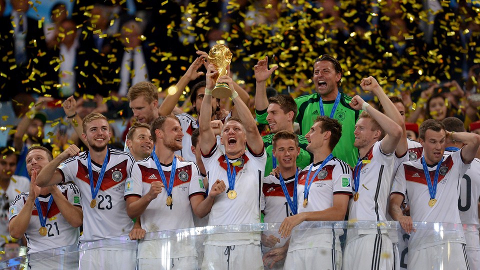 باشتین شوانشتایگر|جام قهرمانی در دستان باشتین شوانشتایگر.