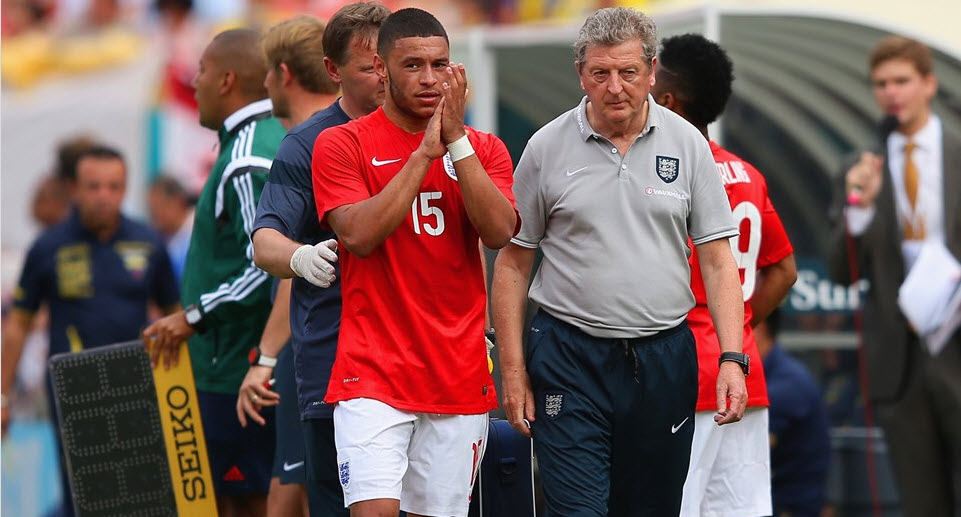 الکس اوکسلید چمبرلین|خروج الکس چمبرلینگ از زمین در بازی با اکوادور.