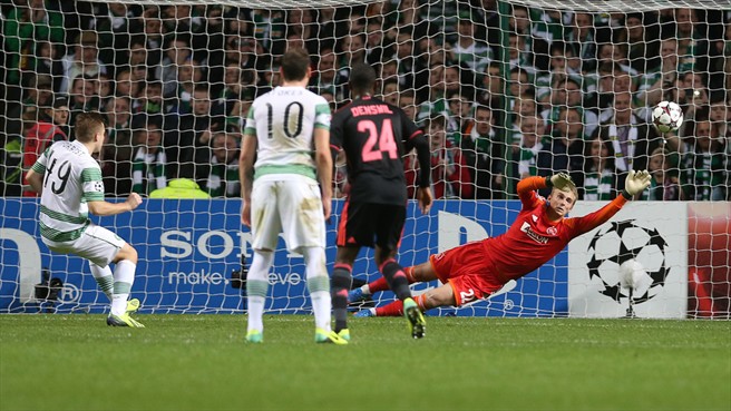 فارست|فارست از سلتیک، در بازی گروهی از گروه H رقابت ها، پنالتی خود برابر آژاکس را به گل تبدیل می کند.